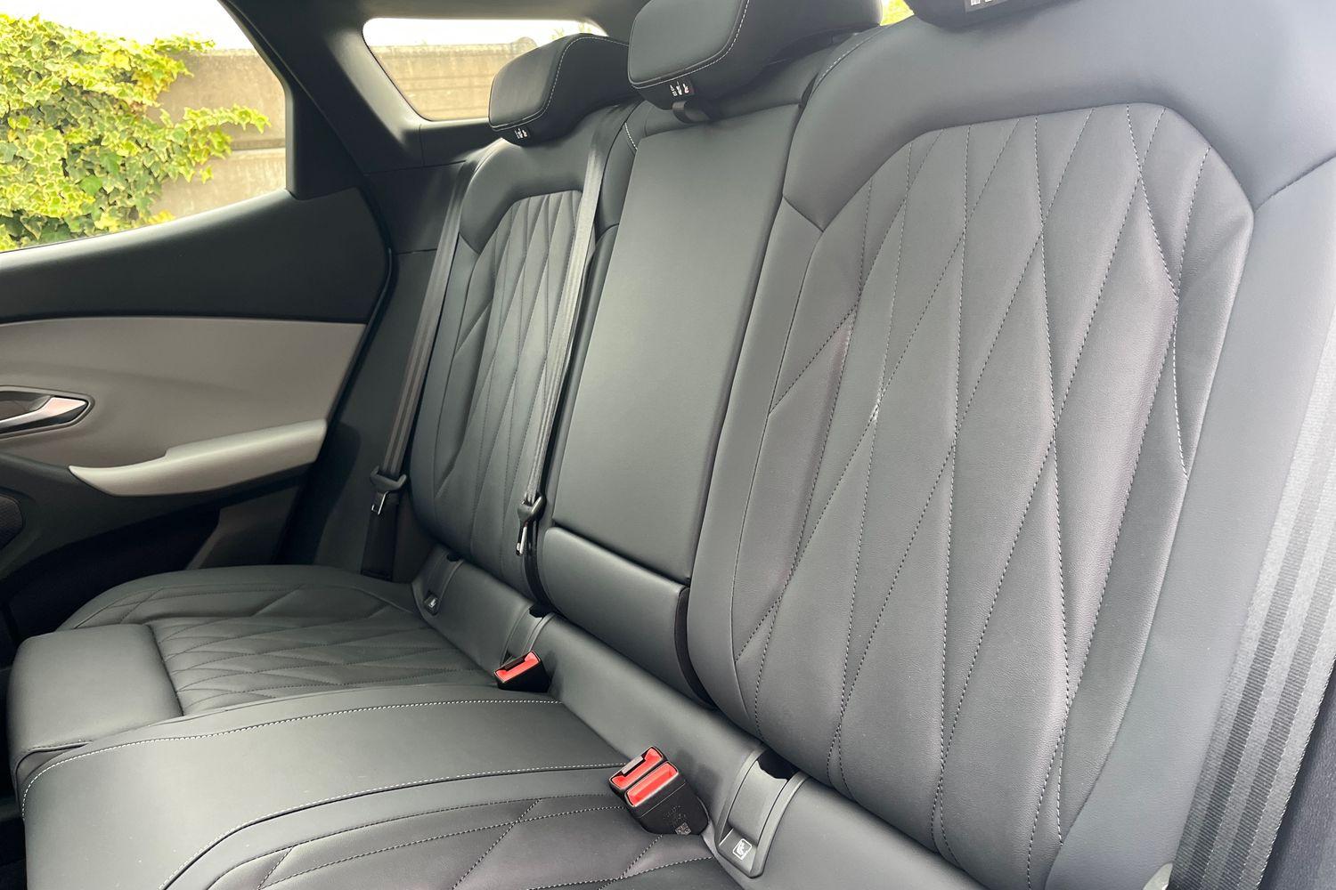 Ford EXPLORER Photo 19