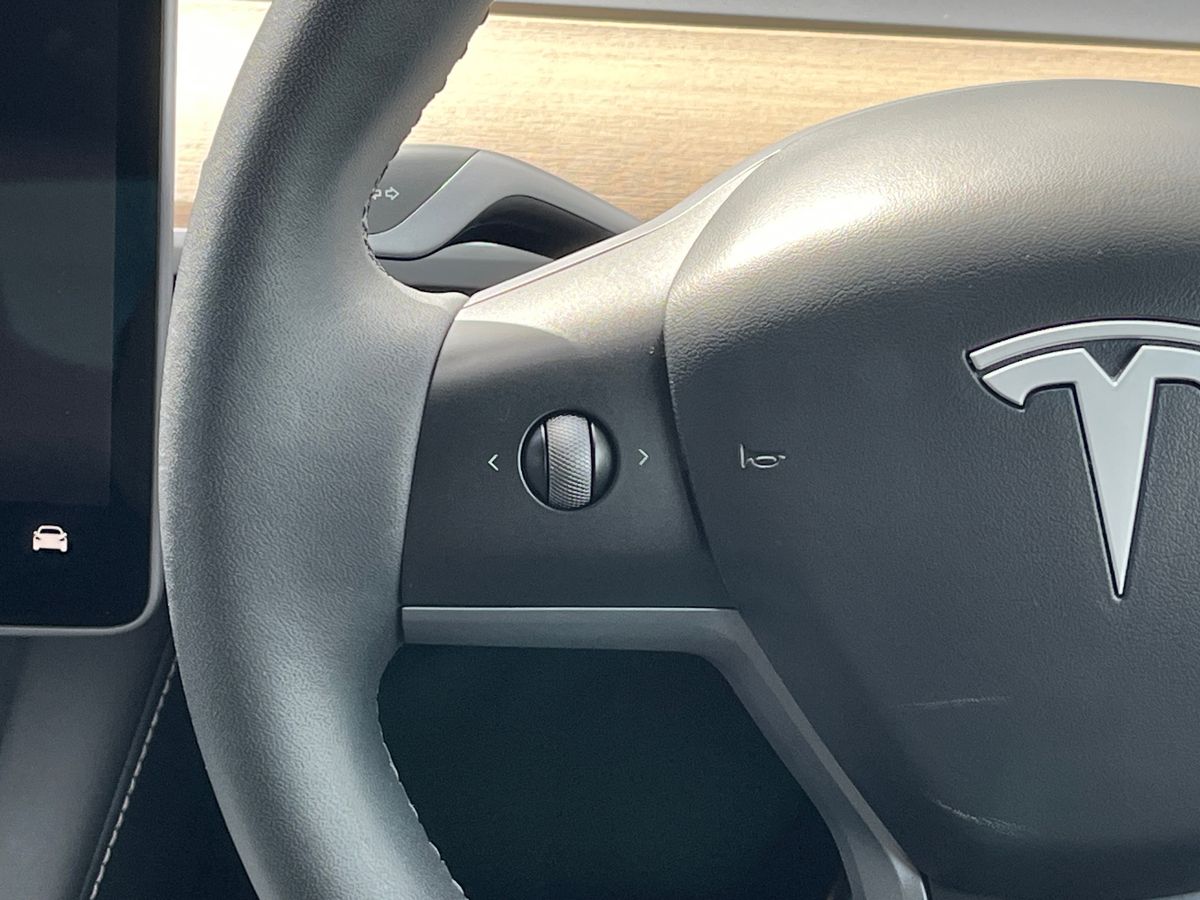 TESLA Model Y Photo 15