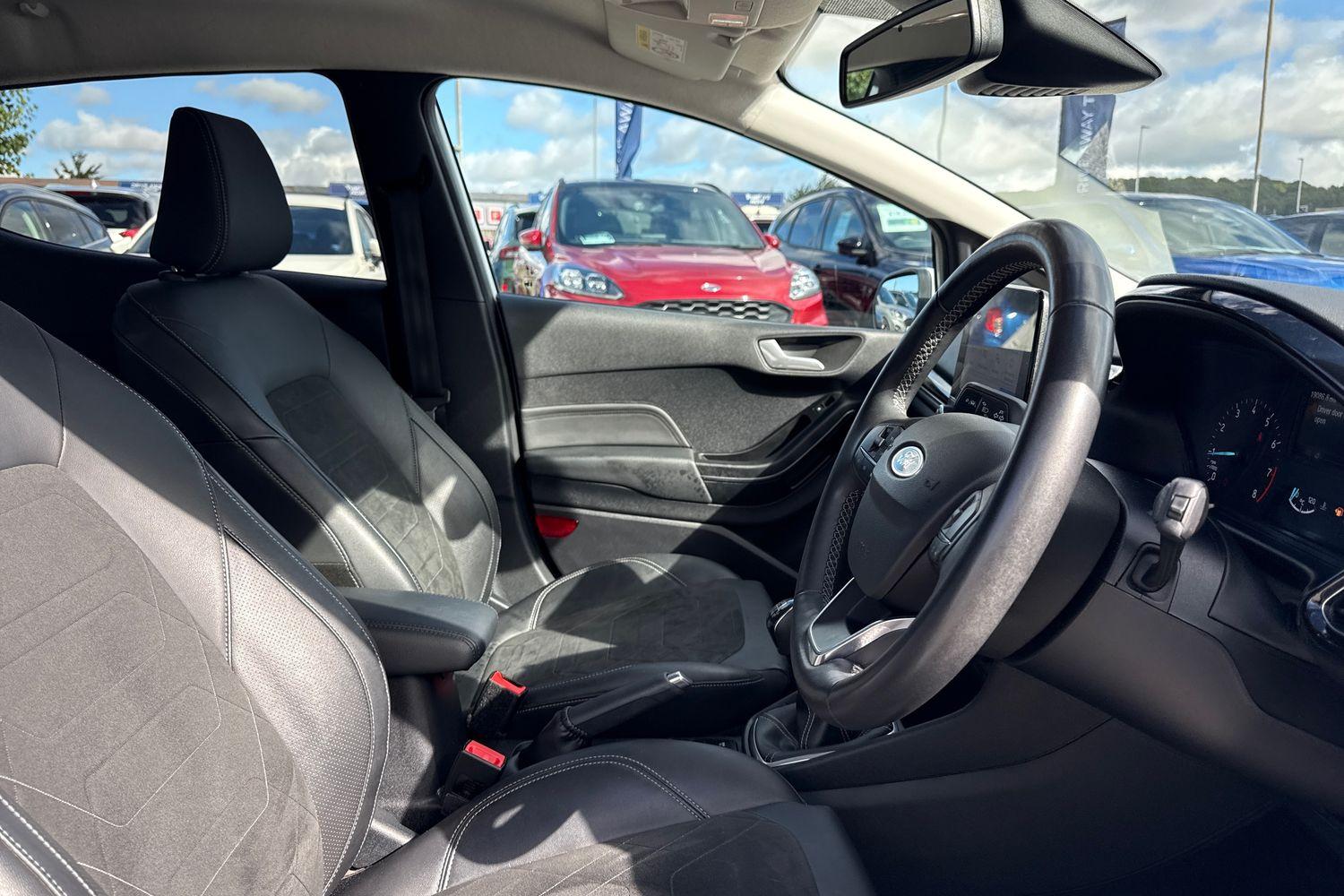Ford FIESTA Photo 16