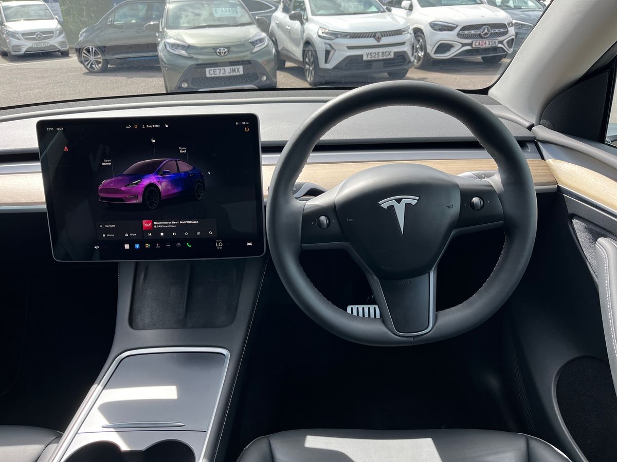 TESLA Model Y Photo 14