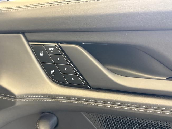PORSCHE Taycan Photo 38