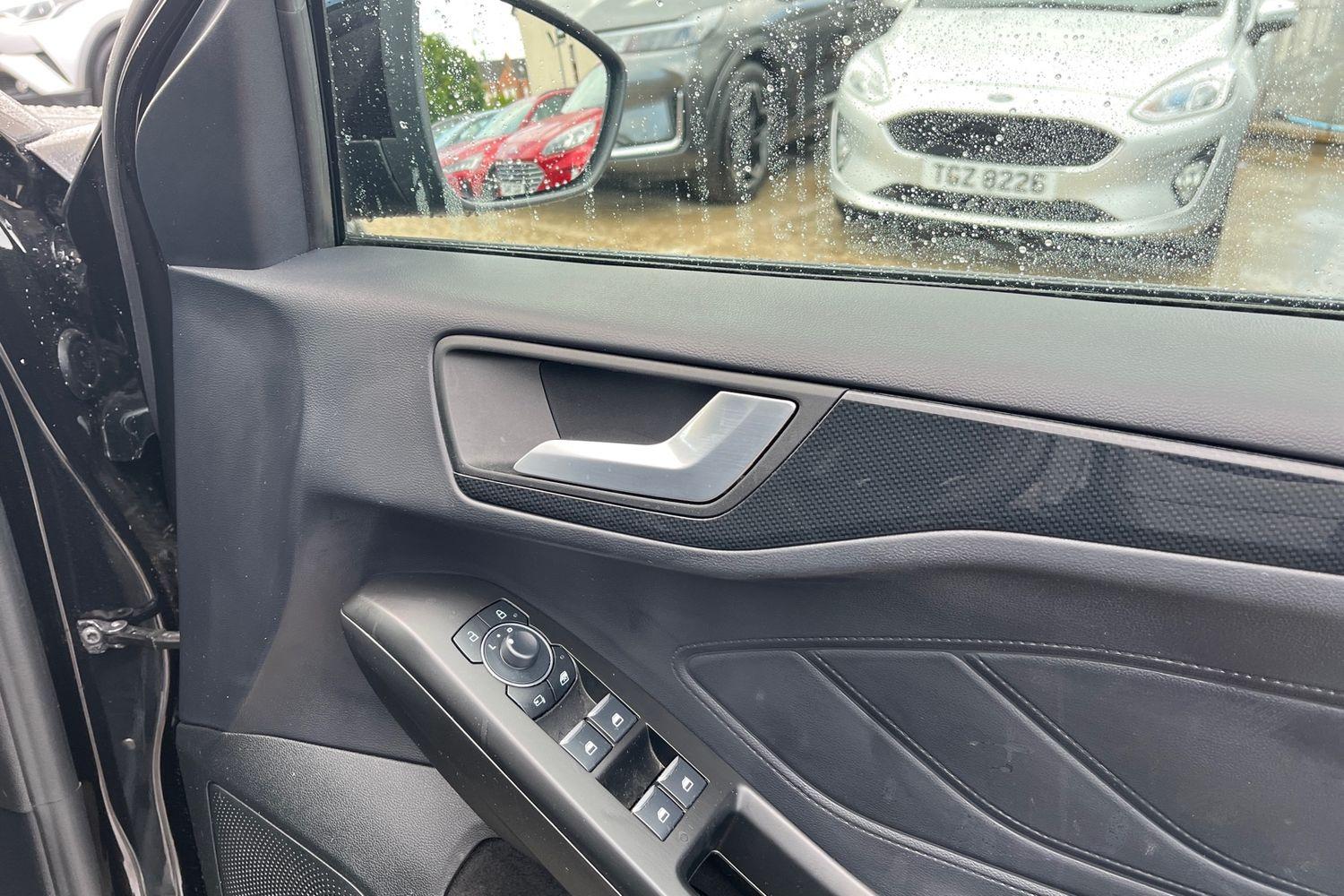 Ford FOCUS Photo 24