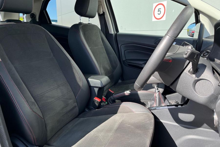 Ford ECOSPORT Photo autoimg-8a922e4bf5a87f9d7a47dbbabff84cfcbb529c36.jpg