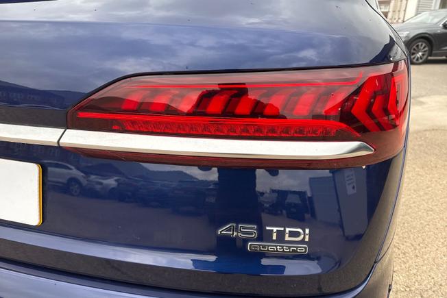 AUDI Q7 Photo 18