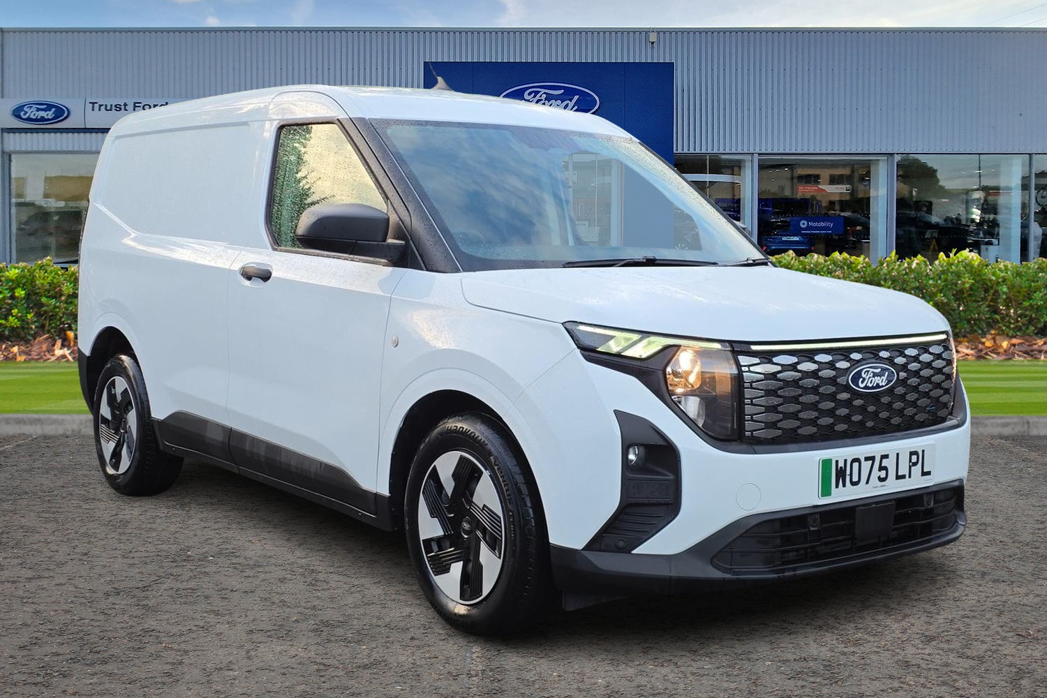 Ford E-TRANSIT COURIER Photo 0