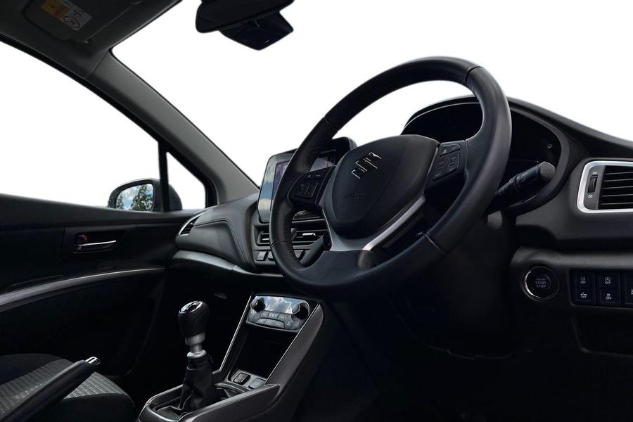 Suzuki S-CROSS Photo autoimg-8abf3c203e7caa4aff4e2deb4eb49b32aab35424.jpg
