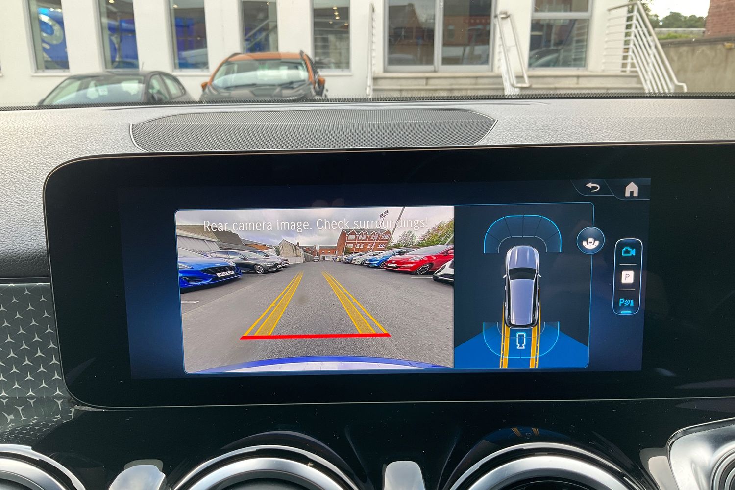 Mercedes-Benz GLB Photo 23