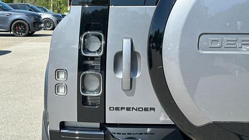 Land Rover Defender Photo autoimg-8af843a87475e6e0fcc1b9c8911d5f4e7fd65d1a.jpg
