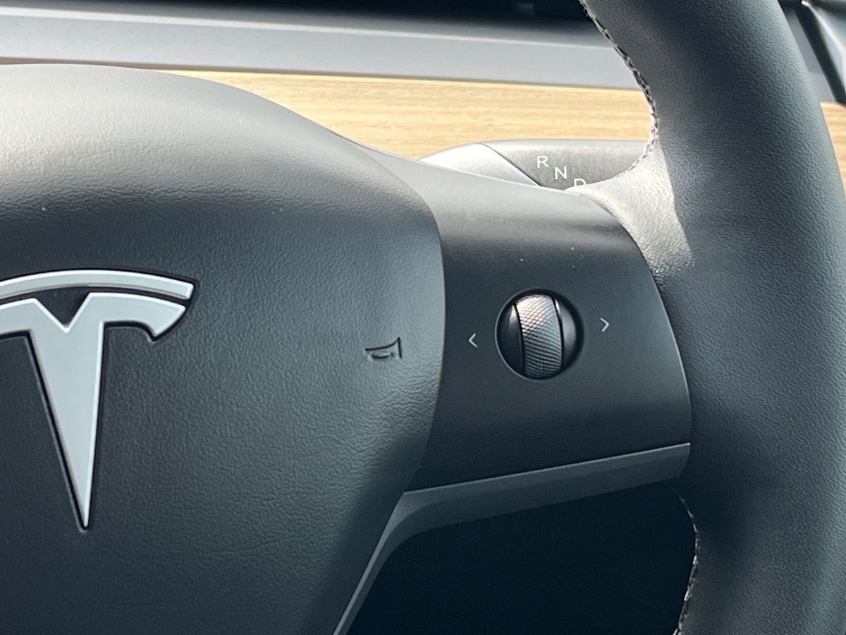 TESLA Model Y Photo 16