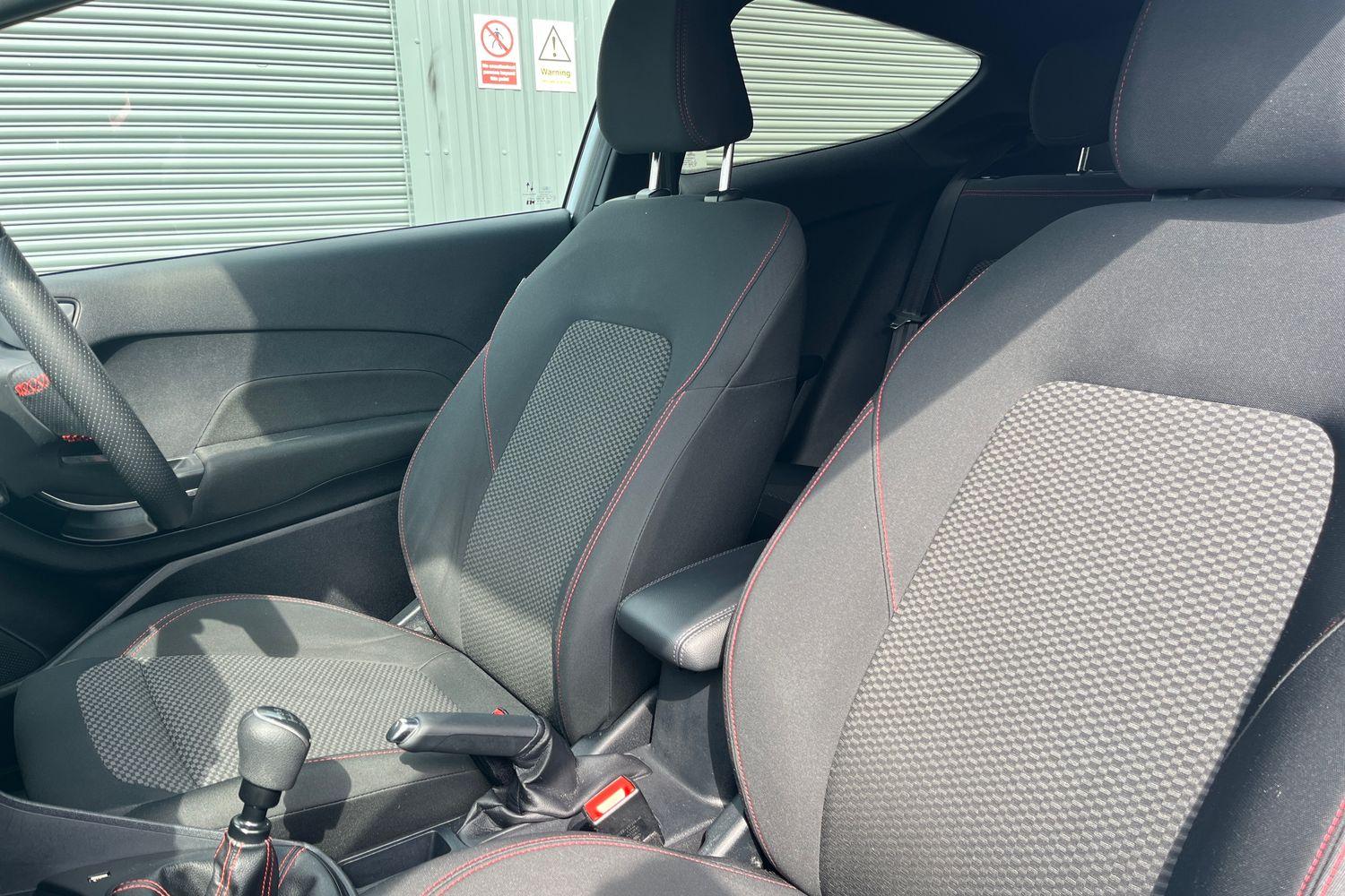 Ford FIESTA Photo 18