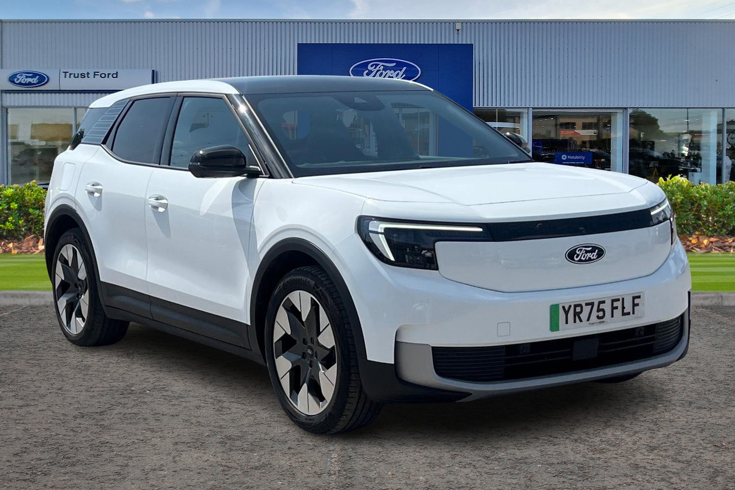 Ford Explorer Photo 0