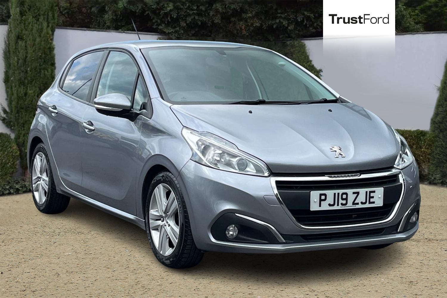 Peugeot 208 Photo 0