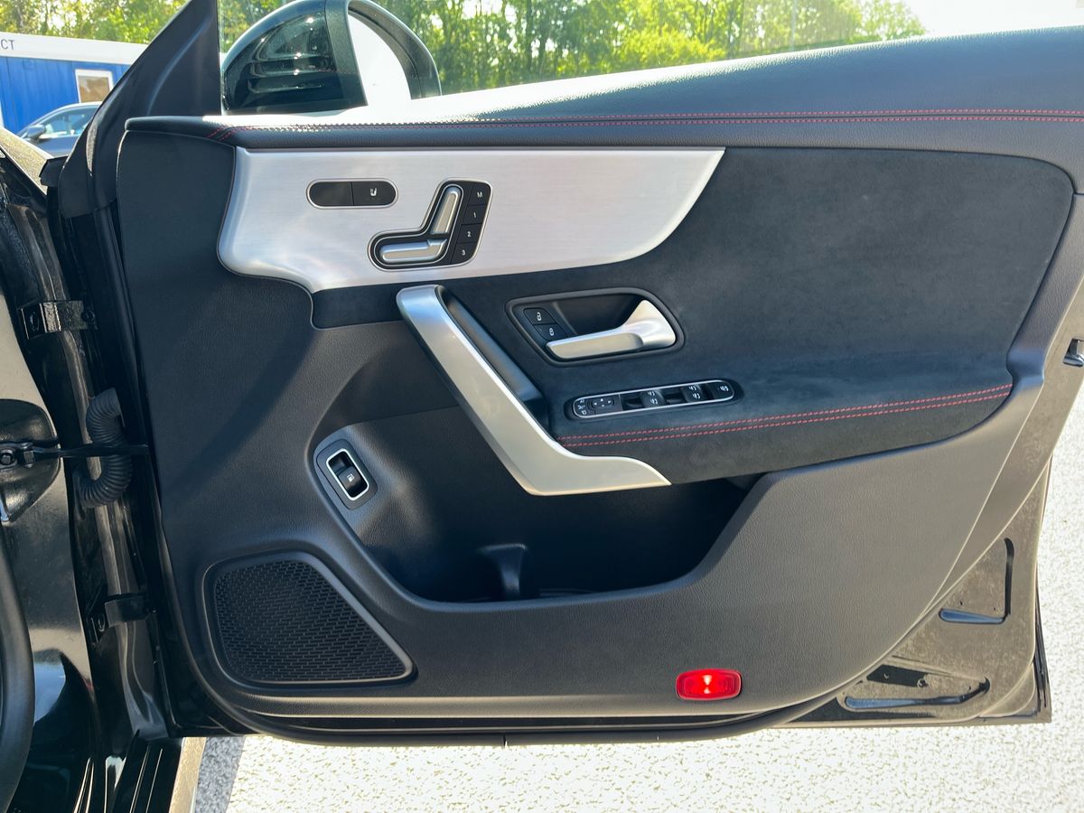 Mercedes-Benz CLA Photo 25