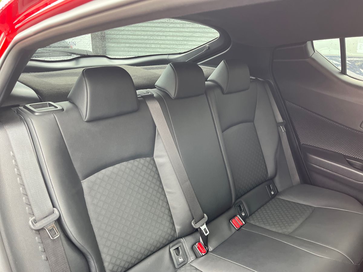 Toyota C-HR Photo 30