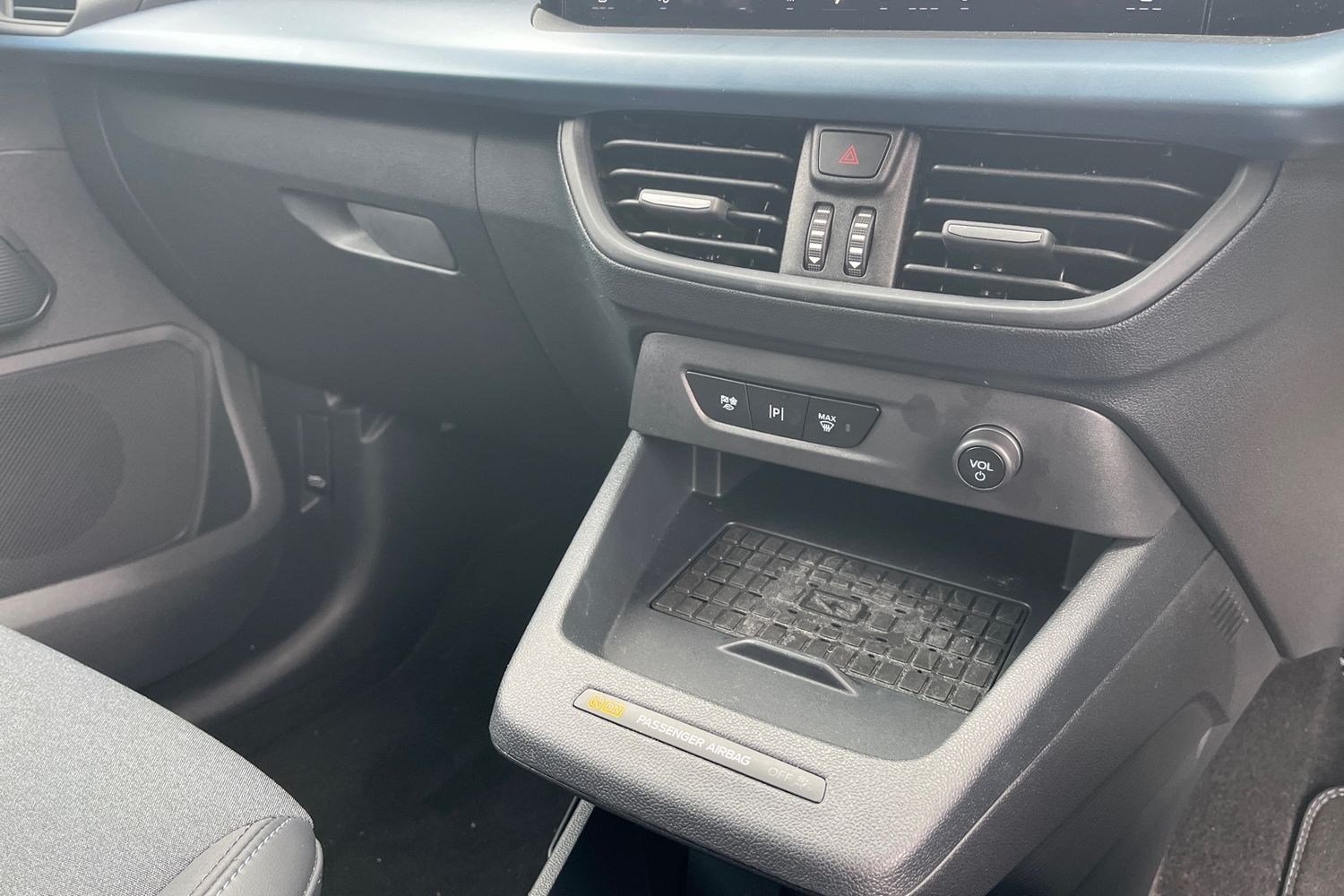 Ford E-Tourneo Courier Photo 37