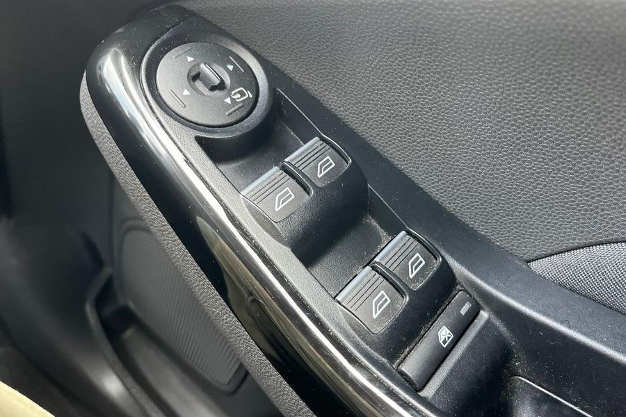 Ford FIESTA Photo autoimg-8ba03284cad4a1e9f9e00d0f05c1488192841d42.jpg