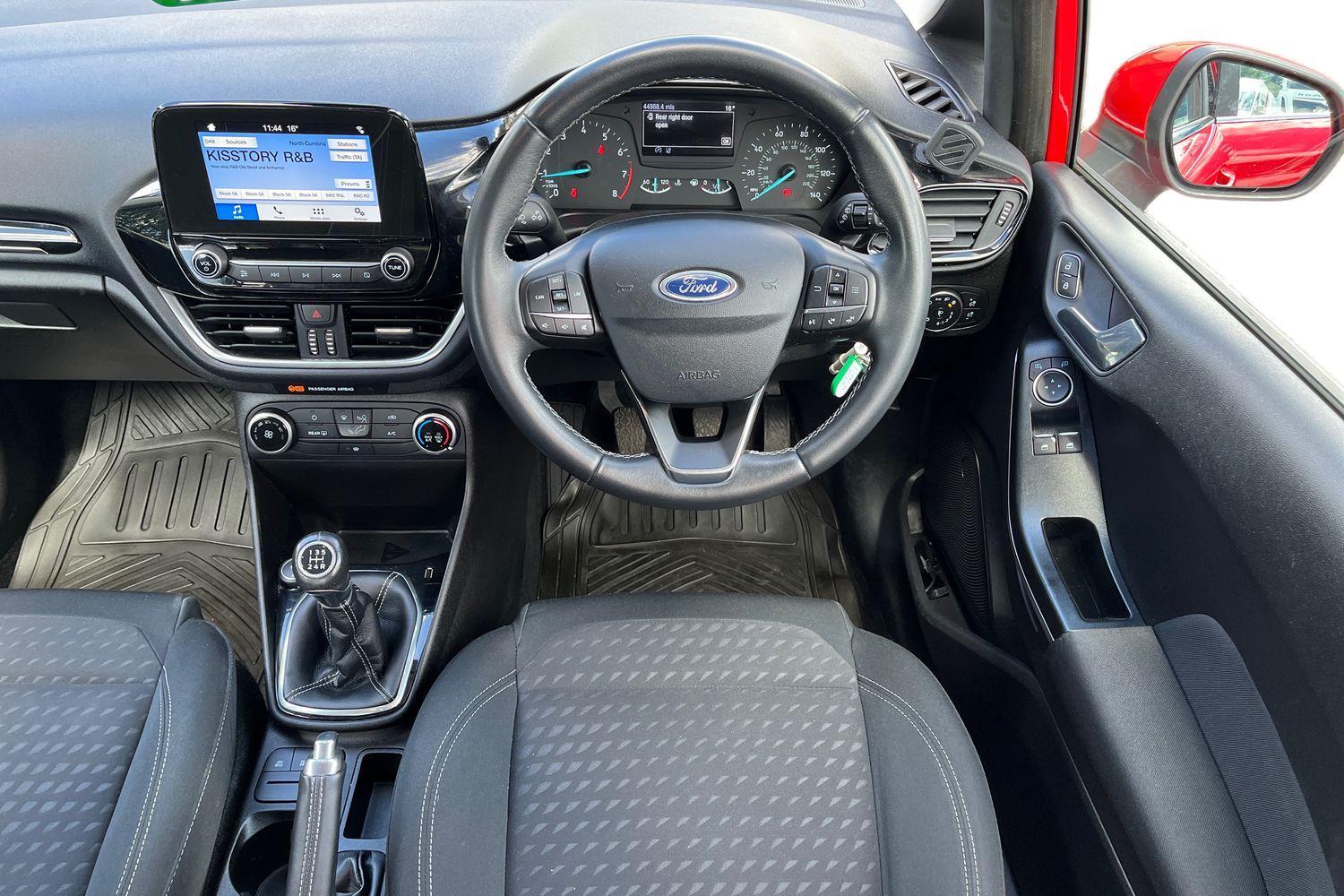Ford FIESTA Photo 10