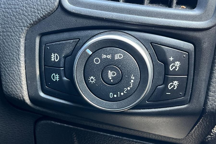Ford FOCUS Photo autoimg-8bef1683910ccab489f374bae598aef66518d484.jpg