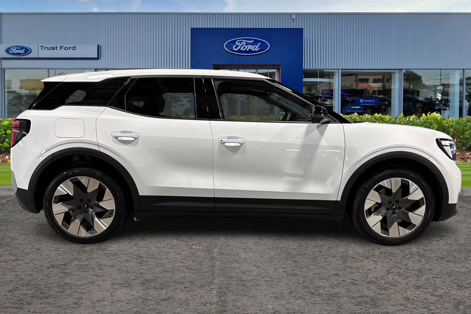 Ford Explorer Photo 2