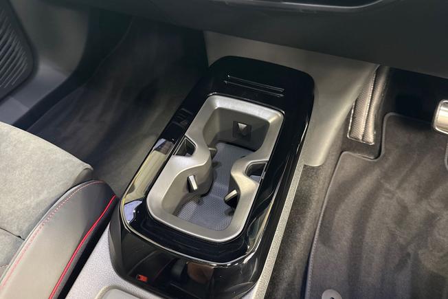 VOLKSWAGEN ID.4 Photo 15