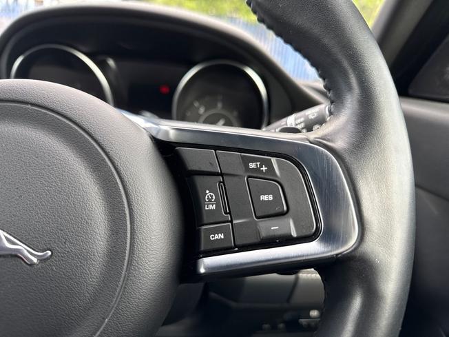 JAGUAR E-Pace Photo 17