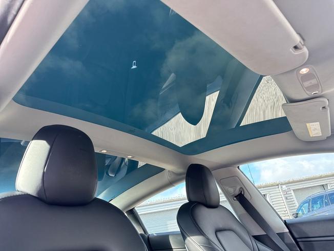 TESLA Model 3 Photo 26