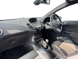 FORD Fiesta Photo 2