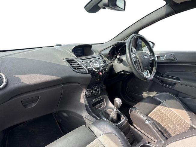 FORD Fiesta Photo 2