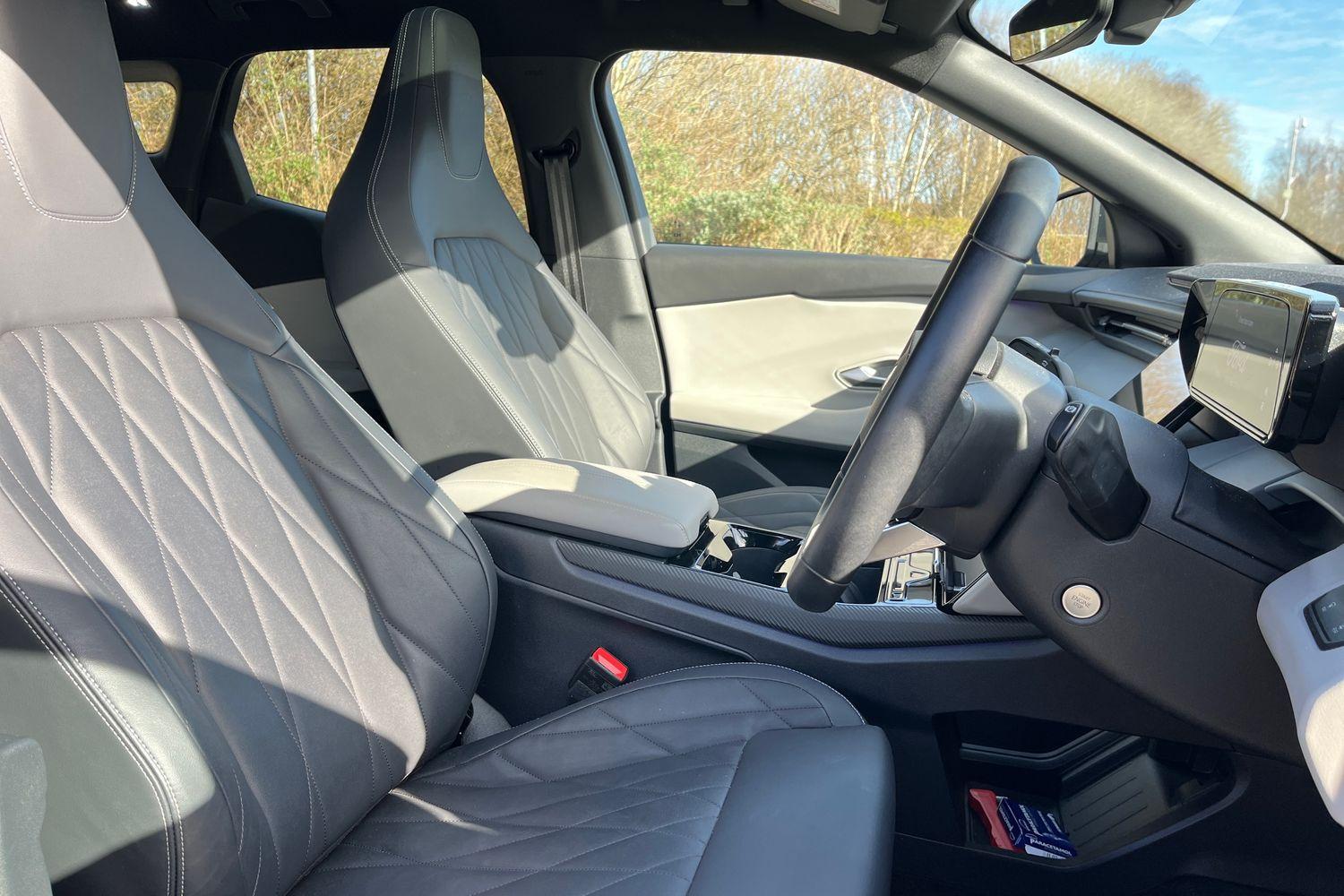 Ford EXPLORER Photo 16