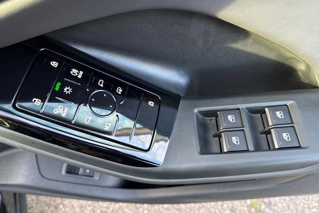 AUDI Q6 e-tron Photo 38