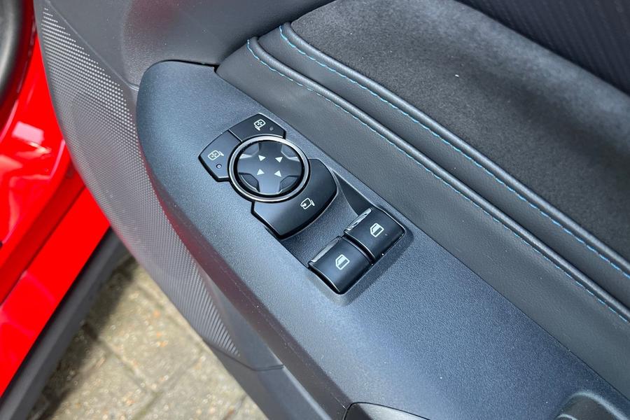 Ford MUSTANG Photo autoimg-8d006b10ca122ccd8f730b064c0c68a424fa88cd.jpg
