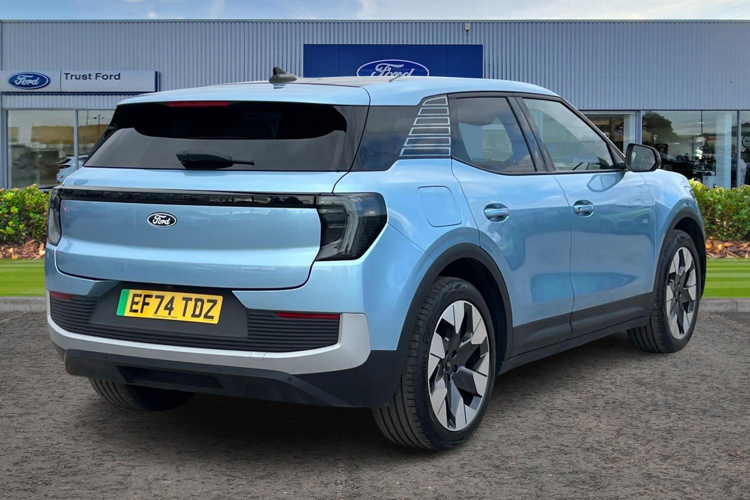 Ford EXPLORER Photo 3
