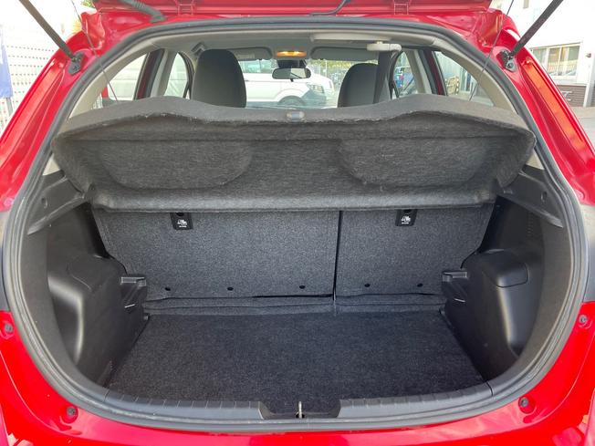TOYOTA Yaris Photo 12