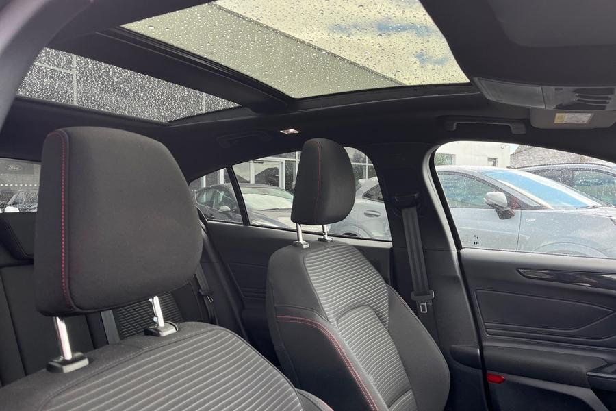 Ford FOCUS Photo autoimg-8d35000b7ee8d83db5e36a5886332737db2efa51.jpg