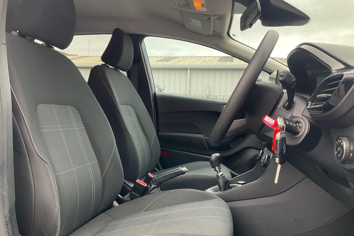 Ford FIESTA Photo 16