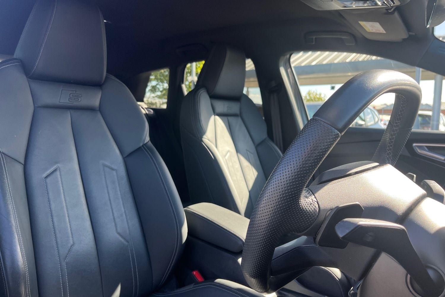 Audi Q4 e-tron Photo 16