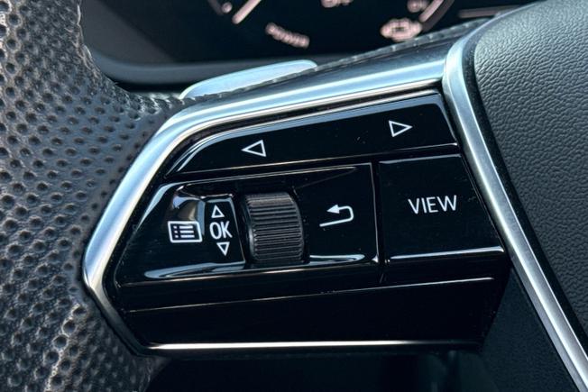AUDI Q8 E-Tron Photo 16