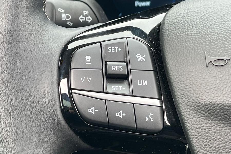 Ford KUGA Photo autoimg-8df56605ff1825244e834f3b64e7e4ae3c4bf4a6.jpg