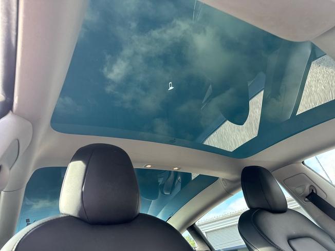 TESLA Model 3 Photo 27