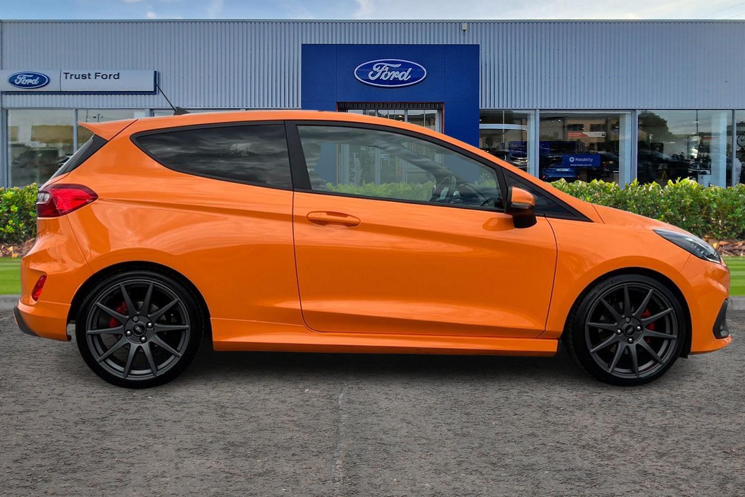Ford FIESTA Photo 2