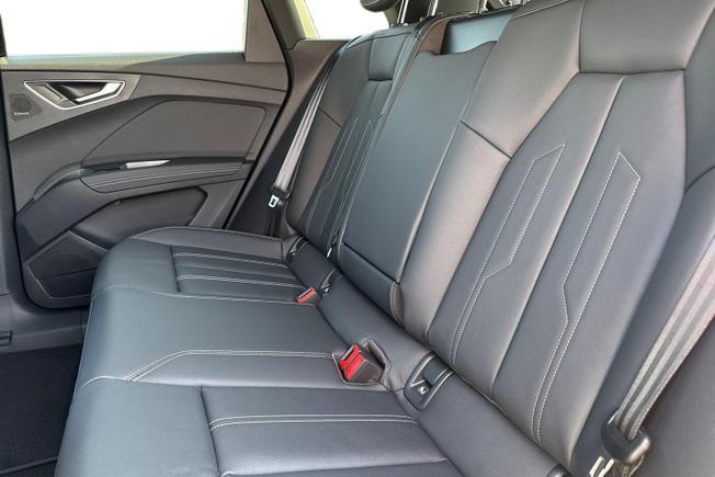 AUDI  Q4 SUV Photo 9