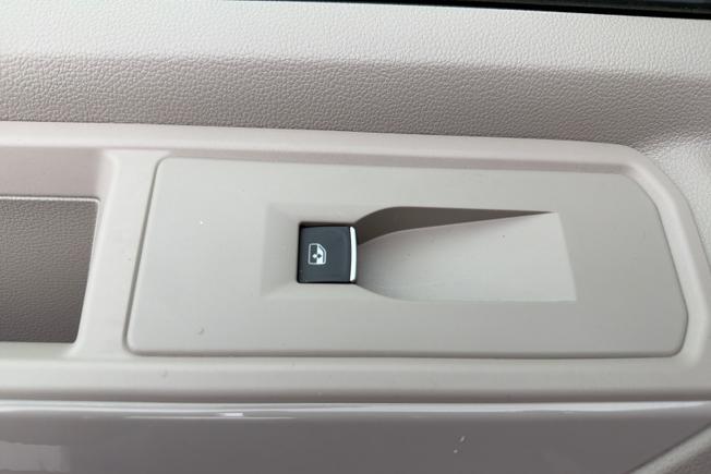 VOLKSWAGEN Multivan Photo 48