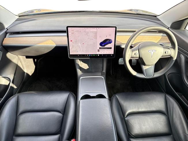 TESLA Model 3 Photo 10