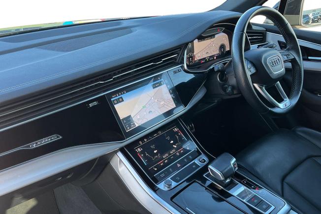 AUDI Q7 Photo 2