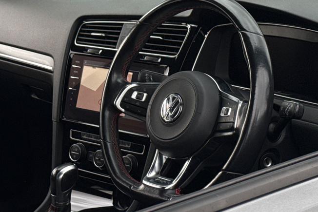 VOLKSWAGEN Golf Photo 39