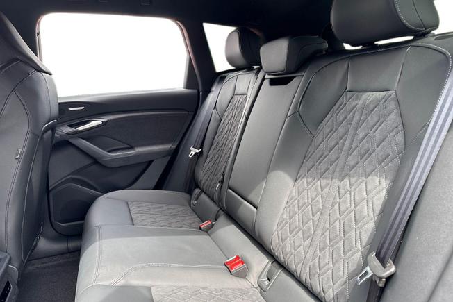 AUDI  Q6 Photo 9