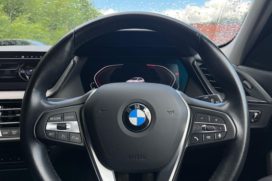 BMW 1 SERIES Photo autoimg-8f322fece3200a9b1be2ed5a94e1bc90ef8a73b8.jpg