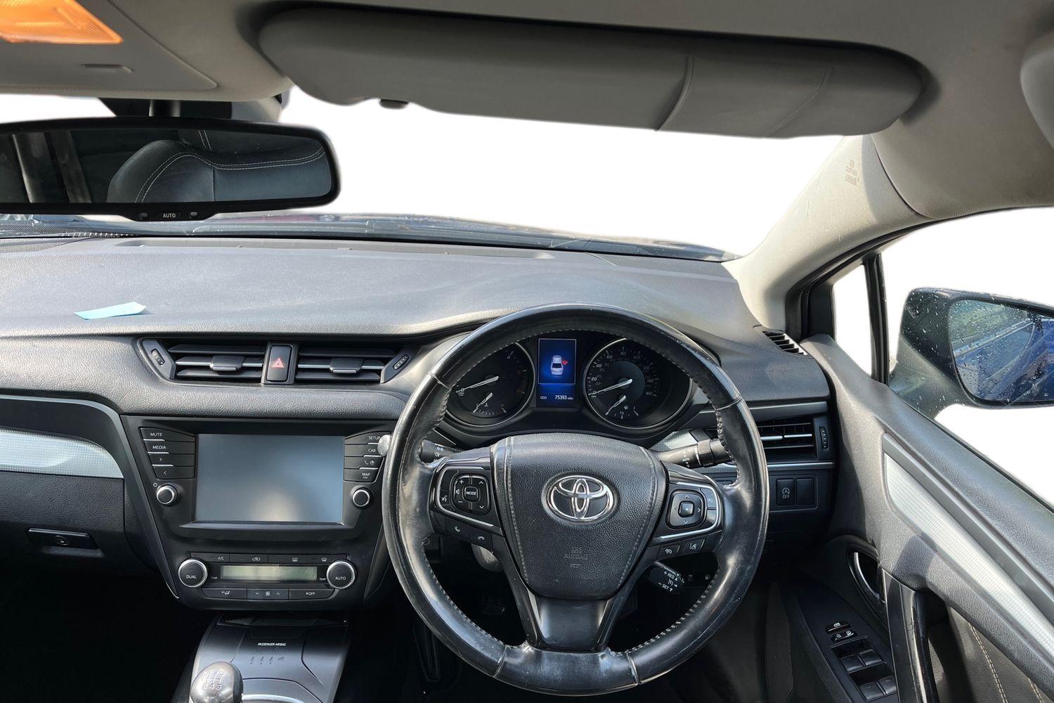 Toyota AVENSIS Photo 10