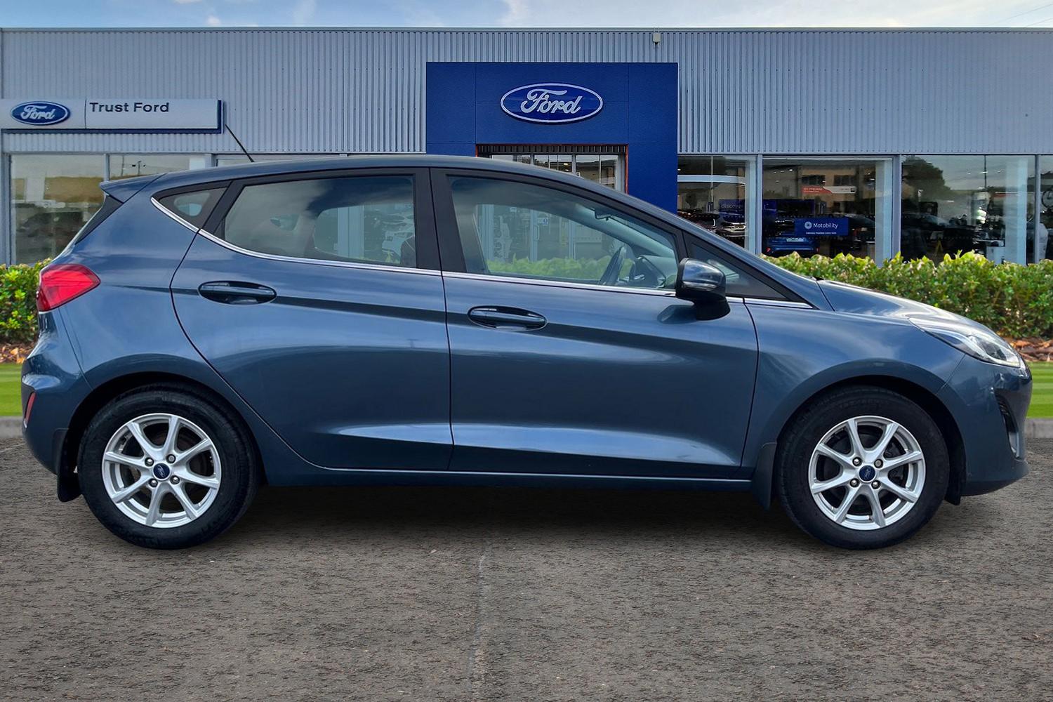 Ford FIESTA Photo 2