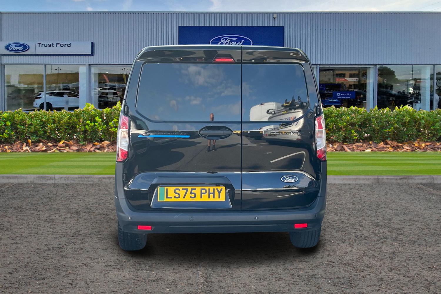 Ford E-Transit Courier Photo 12